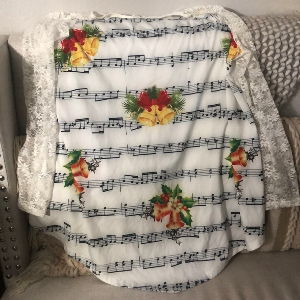 A beautiful vintage Christmas carol womens blouse